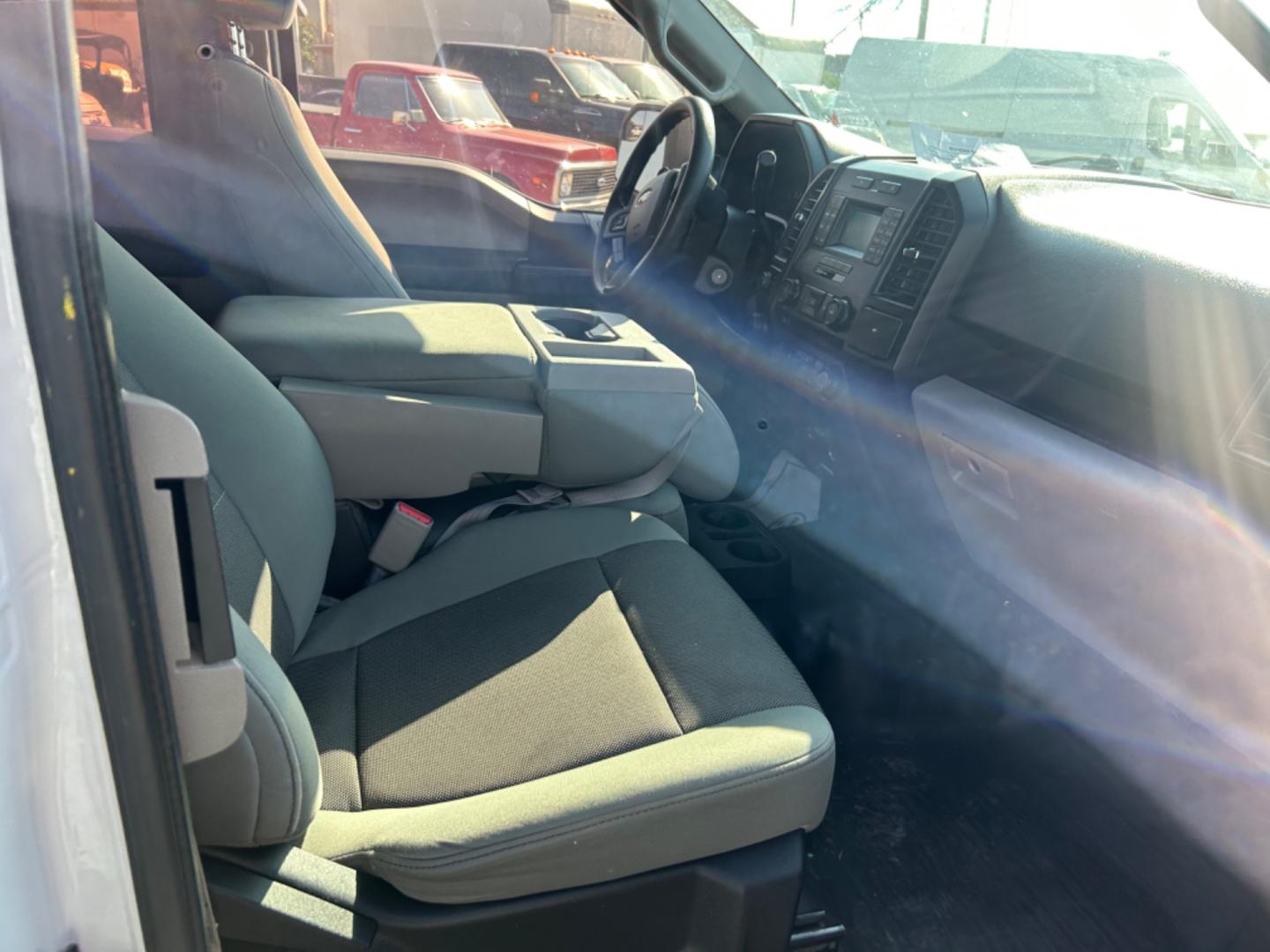 2017 White Ford F-150 XL SuperCab 6.5-ft. 4WD (1FTEX1EP1HF) with an 2.7L V6 DOHC 24V engine, 6A transmission, located at 1687 Business 35 S, New Braunfels, TX, 78130, (830) 625-7159, 29.655487, -98.051491 - Photo#6